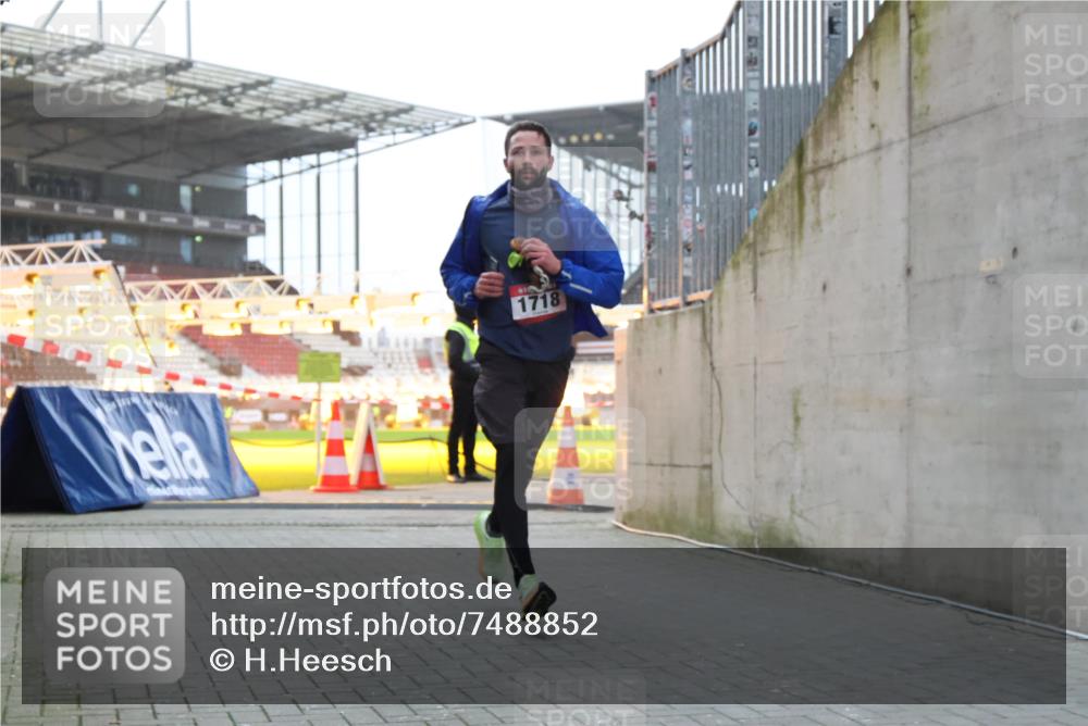 08.12.2024 - St. Pauli X-Mass-Run No. 14 H.Heesch http://msf.ph/oto/7488852 08.12.2024 09:54:16 Ziel 216, 1718, 216, 1718, 1850 meine-sportfotos.de