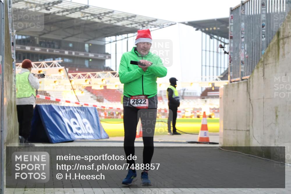 08.12.2024 - St. Pauli X-Mass-Run No. 14 H.Heesch http://msf.ph/oto/7488857 08.12.2024 10:03:40 Ziel 253, 406, 809, 1385, 2822, 3260 meine-sportfotos.de