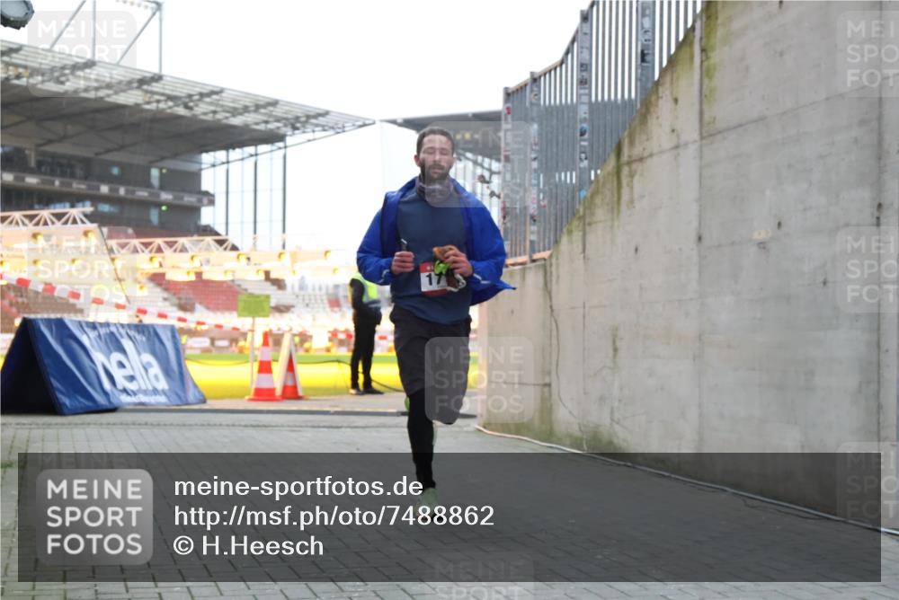 08.12.2024 - St. Pauli X-Mass-Run No. 14 H.Heesch http://msf.ph/oto/7488862 08.12.2024 09:54:16 Ziel 216, 1718, 216, 1718, 1850 meine-sportfotos.de