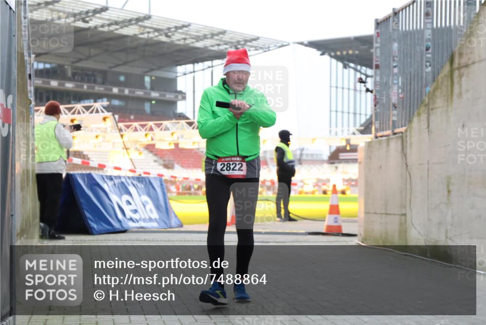 08.12.2024 - St. Pauli X-Mass-Run No. 14 H.Heesch http://msf.ph/oto/7488864 08.12.2024 10:03:40 Ziel 253, 406, 809, 1385, 2822, 3260 meine-sportfotos.de