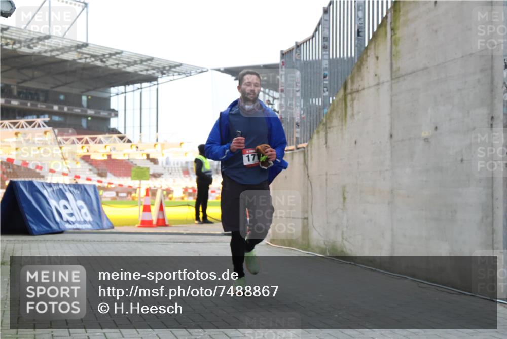 08.12.2024 - St. Pauli X-Mass-Run No. 14 H.Heesch http://msf.ph/oto/7488867 08.12.2024 09:54:16 Ziel 216, 1718, 216, 1718, 1850 meine-sportfotos.de