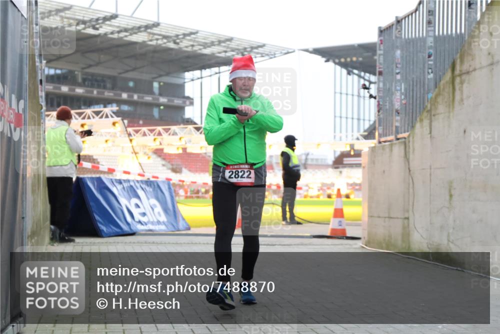 08.12.2024 - St. Pauli X-Mass-Run No. 14 H.Heesch http://msf.ph/oto/7488870 08.12.2024 10:03:40 Ziel 253, 406, 809, 1385, 2822, 3260 meine-sportfotos.de