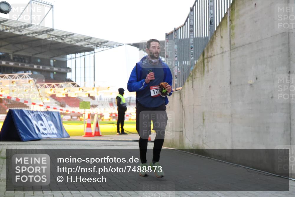 08.12.2024 - St. Pauli X-Mass-Run No. 14 H.Heesch http://msf.ph/oto/7488873 08.12.2024 09:54:16 Ziel 216, 1718, 216, 1718, 1850 meine-sportfotos.de