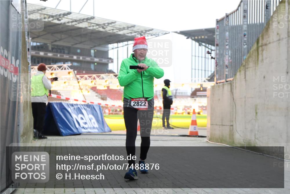 08.12.2024 - St. Pauli X-Mass-Run No. 14 H.Heesch http://msf.ph/oto/7488876 08.12.2024 10:03:40 Ziel 253, 406, 809, 1385, 2822, 3260 meine-sportfotos.de