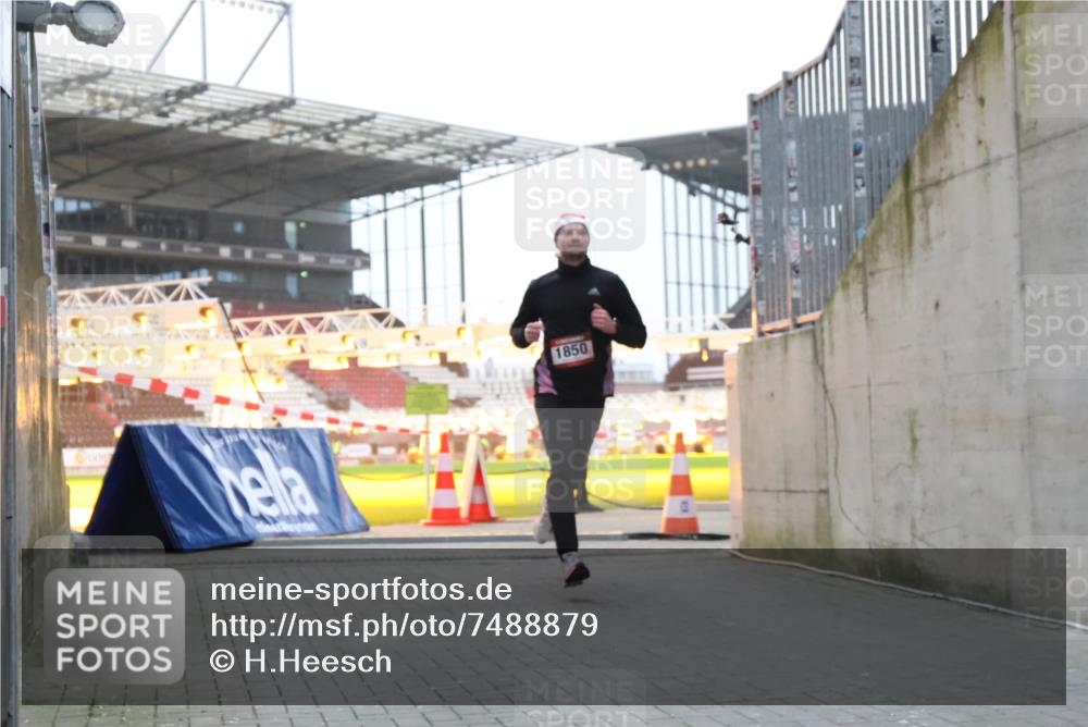 08.12.2024 - St. Pauli X-Mass-Run No. 14 H.Heesch http://msf.ph/oto/7488879 08.12.2024 09:54:21 Ziel 216, 1718, 1850, 1850 meine-sportfotos.de