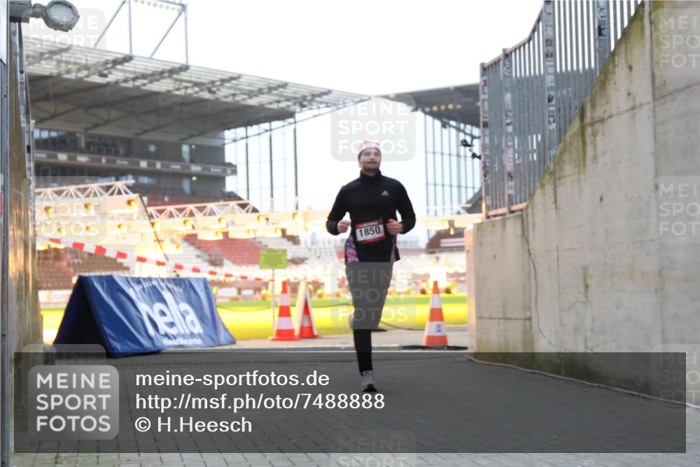 08.12.2024 - St. Pauli X-Mass-Run No. 14 H.Heesch http://msf.ph/oto/7488888 08.12.2024 09:54:21 Ziel 216, 1718, 1850, 1850 meine-sportfotos.de