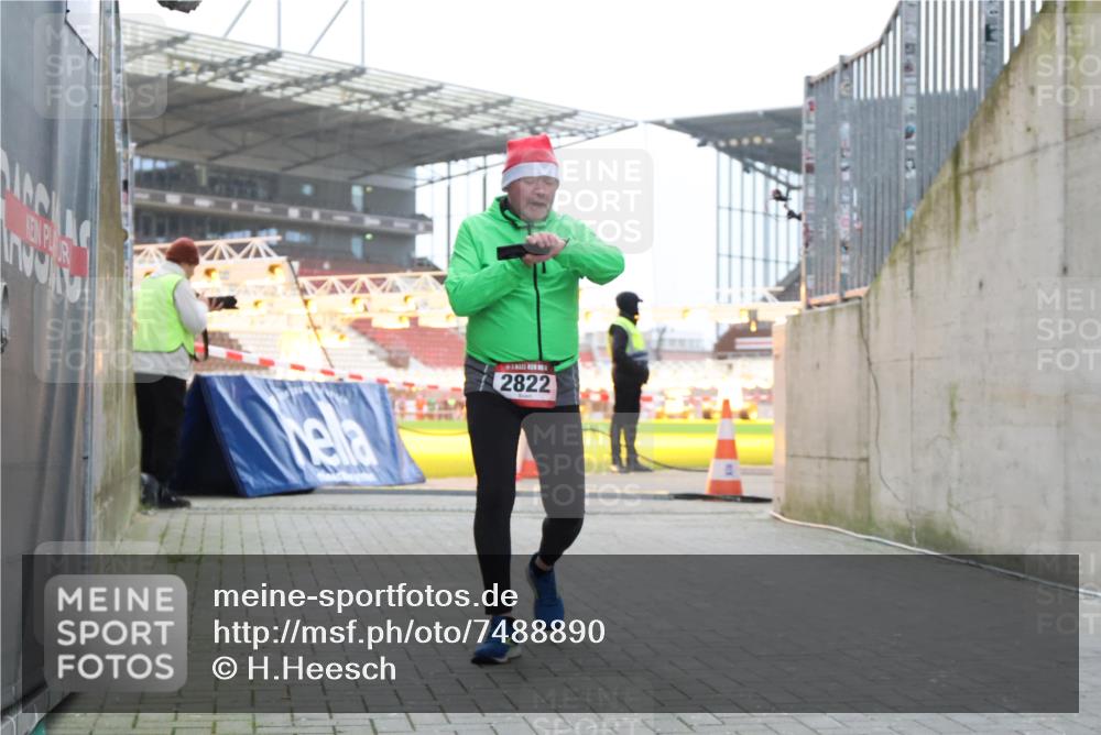 08.12.2024 - St. Pauli X-Mass-Run No. 14 H.Heesch http://msf.ph/oto/7488890 08.12.2024 10:03:40 Ziel 253, 406, 809, 1385, 2822, 3260 meine-sportfotos.de