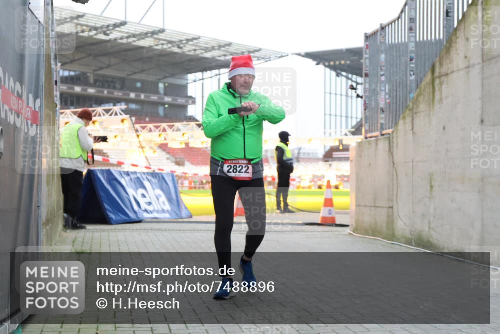 08.12.2024 - St. Pauli X-Mass-Run No. 14 H.Heesch http://msf.ph/oto/7488896 08.12.2024 10:03:40 Ziel 253, 406, 809, 1385, 2822, 3260 meine-sportfotos.de