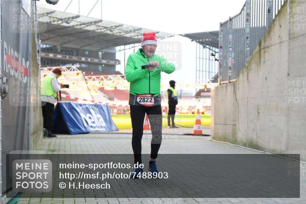 08.12.2024 - St. Pauli X-Mass-Run No. 14 H.Heesch http://msf.ph/oto/7488903 08.12.2024 10:03:40 Ziel 253, 406, 809, 1385, 2822, 3260 meine-sportfotos.de