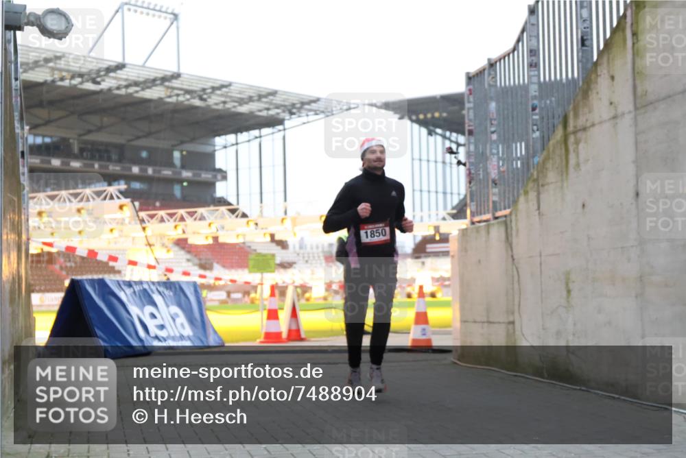 08.12.2024 - St. Pauli X-Mass-Run No. 14 H.Heesch http://msf.ph/oto/7488904 08.12.2024 09:54:21 Ziel 216, 1718, 1850, 1850 meine-sportfotos.de