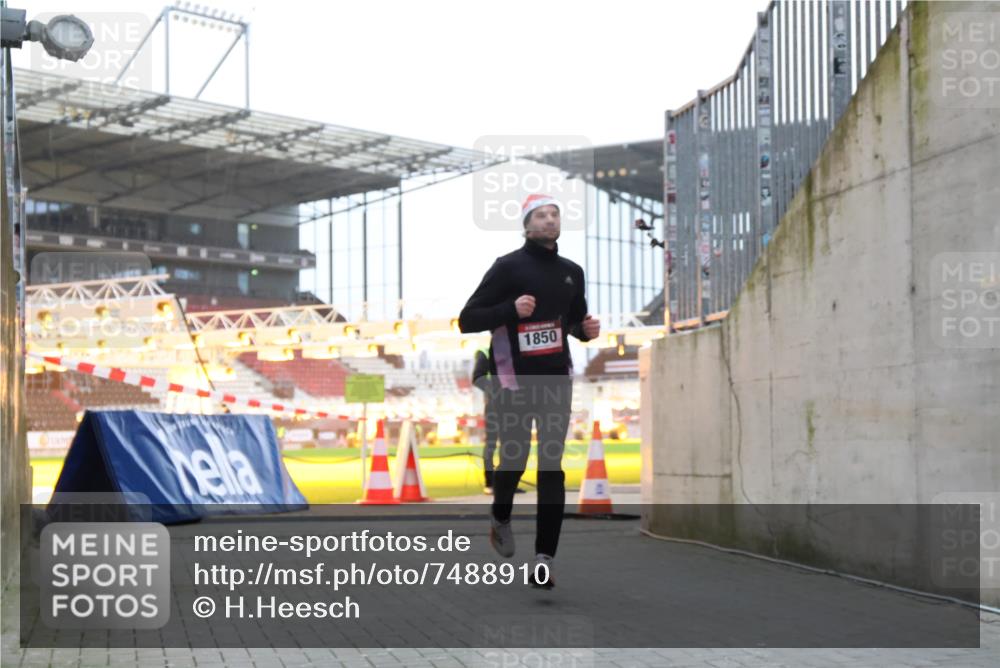 08.12.2024 - St. Pauli X-Mass-Run No. 14 H.Heesch http://msf.ph/oto/7488910 08.12.2024 09:54:21 Ziel 216, 1718, 1850, 1850 meine-sportfotos.de