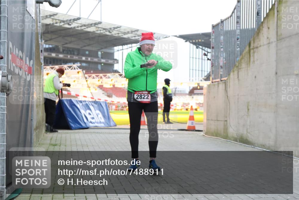 08.12.2024 - St. Pauli X-Mass-Run No. 14 H.Heesch http://msf.ph/oto/7488911 08.12.2024 10:03:40 Ziel 253, 406, 809, 1385, 2822, 3260 meine-sportfotos.de