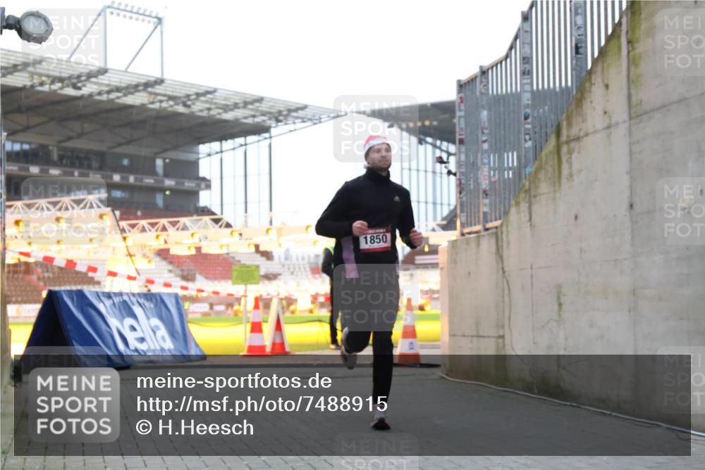 08.12.2024 - St. Pauli X-Mass-Run No. 14 H.Heesch http://msf.ph/oto/7488915 08.12.2024 09:54:21 Ziel 216, 1718, 1850, 1850 meine-sportfotos.de