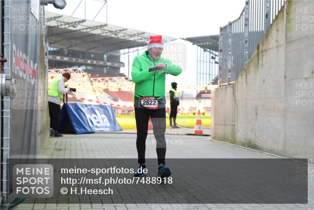 08.12.2024 - St. Pauli X-Mass-Run No. 14 H.Heesch http://msf.ph/oto/7488918 08.12.2024 10:03:40 Ziel 253, 406, 809, 1385, 2822, 3260 meine-sportfotos.de