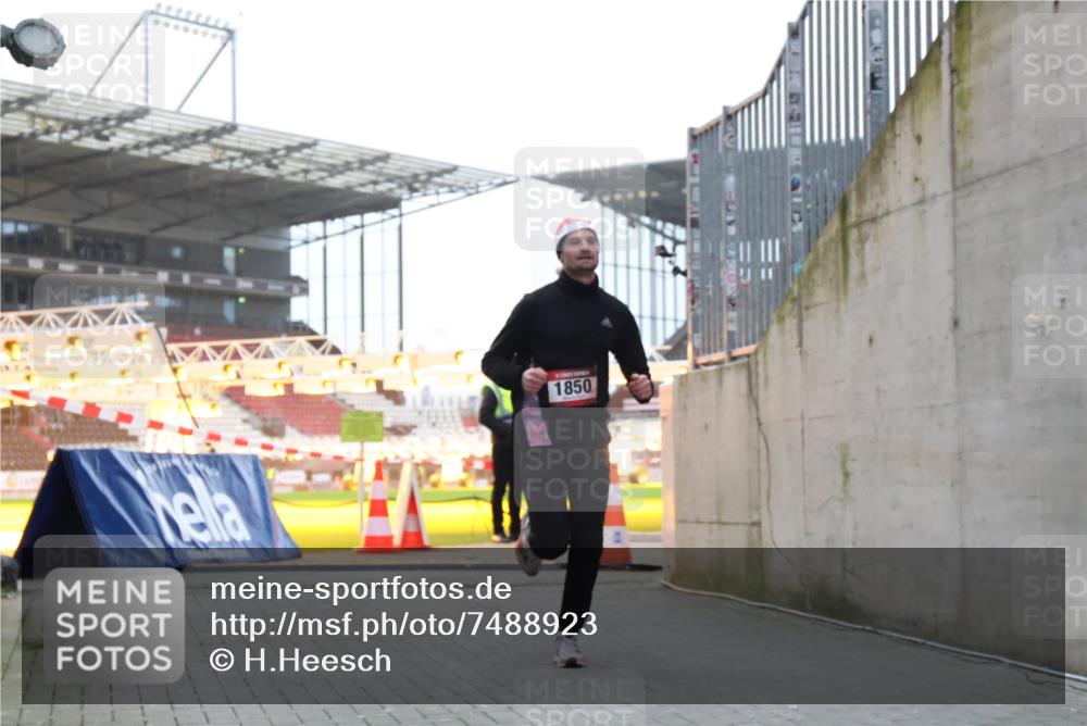 08.12.2024 - St. Pauli X-Mass-Run No. 14 H.Heesch http://msf.ph/oto/7488923 08.12.2024 09:54:21 Ziel 216, 1718, 1850, 1850 meine-sportfotos.de