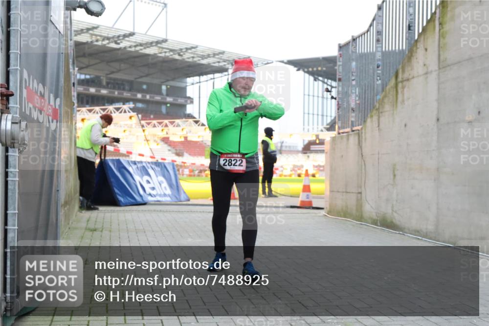 08.12.2024 - St. Pauli X-Mass-Run No. 14 H.Heesch http://msf.ph/oto/7488925 08.12.2024 10:03:40 Ziel 253, 406, 809, 1385, 2822, 3260 meine-sportfotos.de