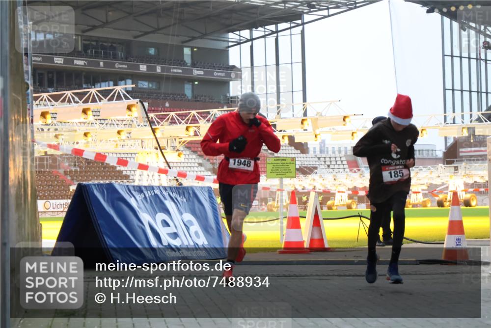 08.12.2024 - St. Pauli X-Mass-Run No. 14 H.Heesch http://msf.ph/oto/7488934 08.12.2024 09:54:44 Ziel 185, 1948 meine-sportfotos.de