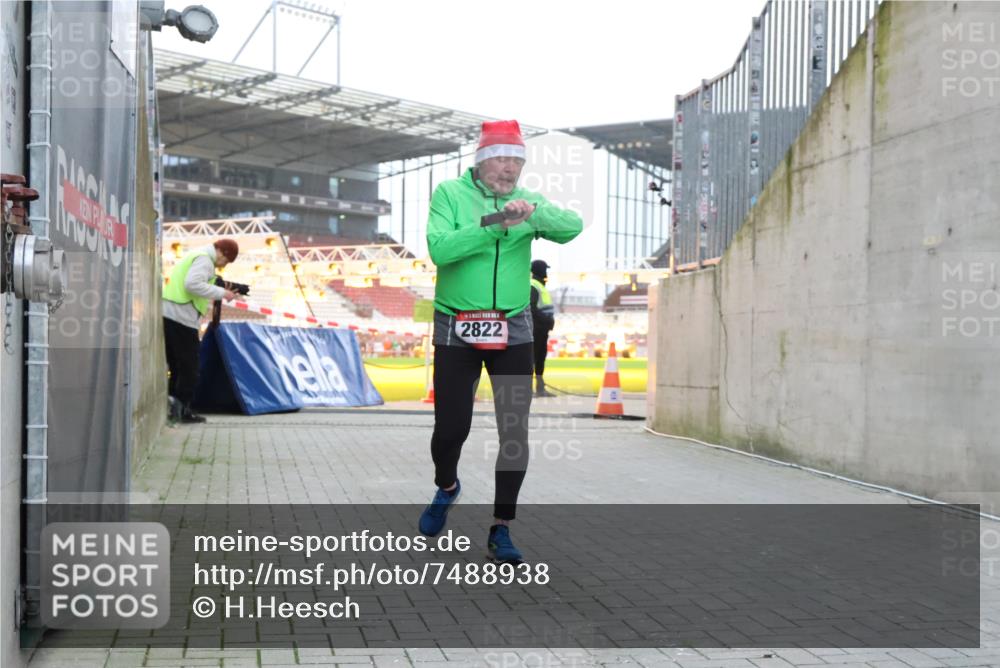08.12.2024 - St. Pauli X-Mass-Run No. 14 H.Heesch http://msf.ph/oto/7488938 08.12.2024 10:03:40 Ziel 253, 406, 809, 1385, 2822, 3260 meine-sportfotos.de