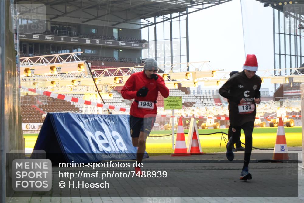 08.12.2024 - St. Pauli X-Mass-Run No. 14 H.Heesch http://msf.ph/oto/7488939 08.12.2024 09:54:44 Ziel 185, 1948 meine-sportfotos.de