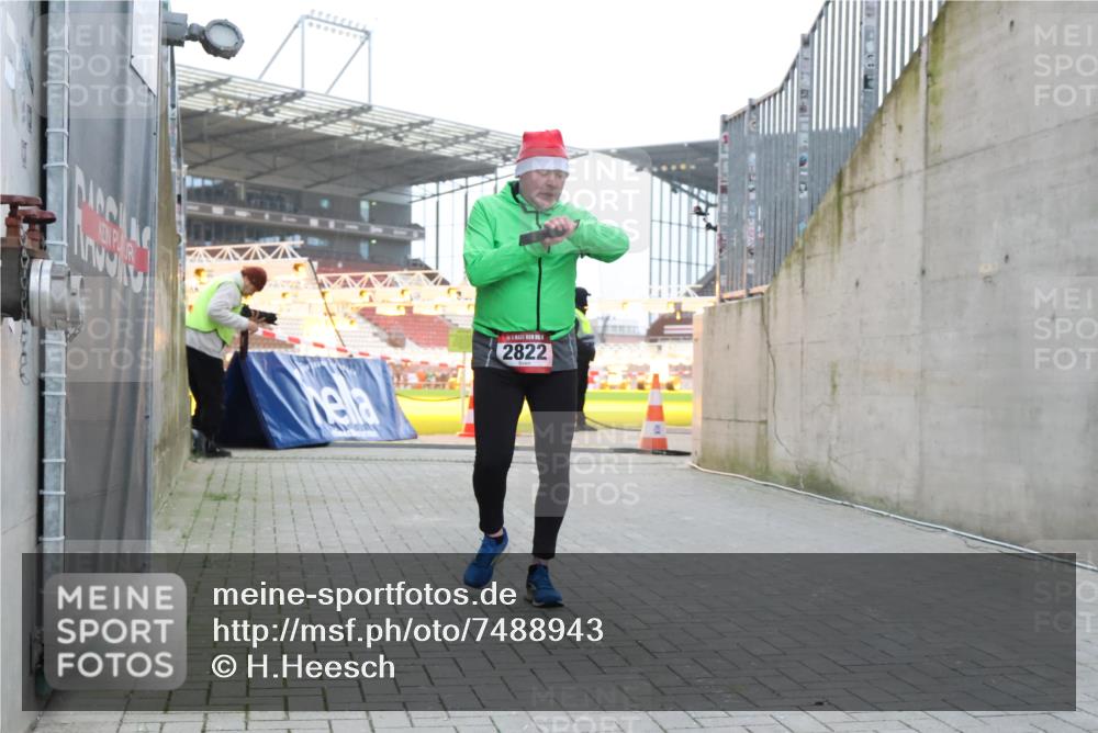 08.12.2024 - St. Pauli X-Mass-Run No. 14 H.Heesch http://msf.ph/oto/7488943 08.12.2024 10:03:40 Ziel 253, 406, 809, 1385, 2822, 3260 meine-sportfotos.de