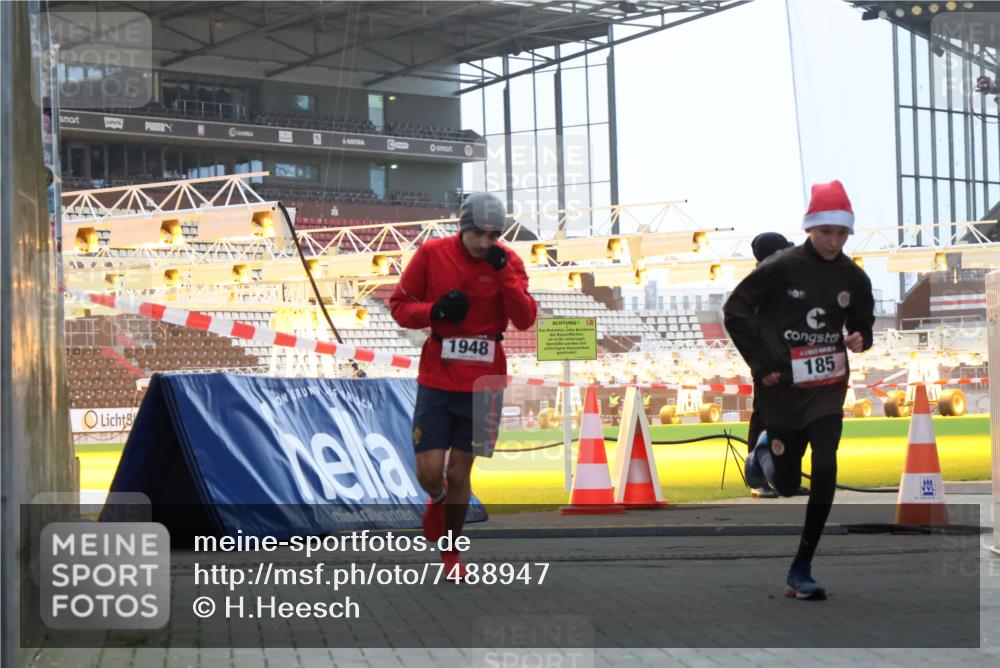 08.12.2024 - St. Pauli X-Mass-Run No. 14 H.Heesch http://msf.ph/oto/7488947 08.12.2024 09:54:44 Ziel 185, 1948 meine-sportfotos.de