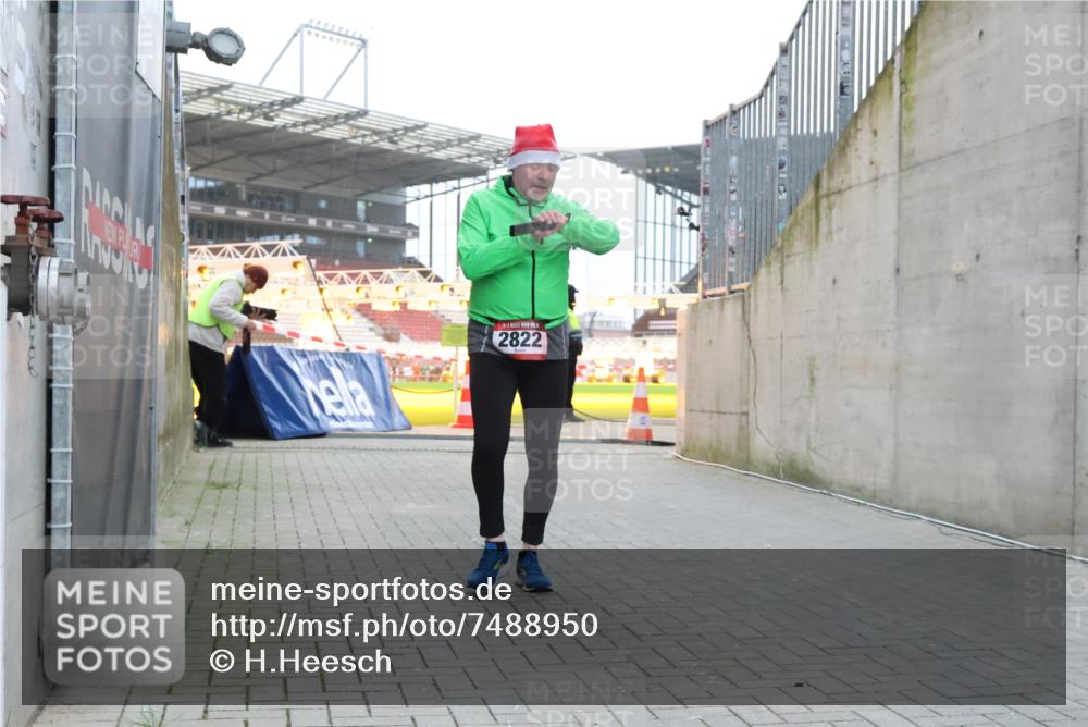 08.12.2024 - St. Pauli X-Mass-Run No. 14 H.Heesch http://msf.ph/oto/7488950 08.12.2024 10:03:40 Ziel 253, 406, 809, 1385, 2822, 3260 meine-sportfotos.de