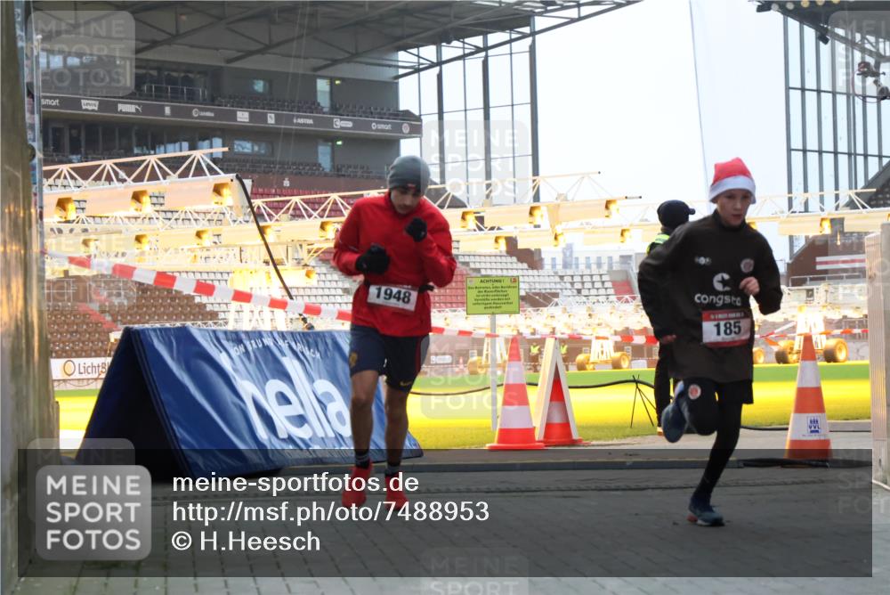08.12.2024 - St. Pauli X-Mass-Run No. 14 H.Heesch http://msf.ph/oto/7488953 08.12.2024 09:54:44 Ziel 185, 1948 meine-sportfotos.de