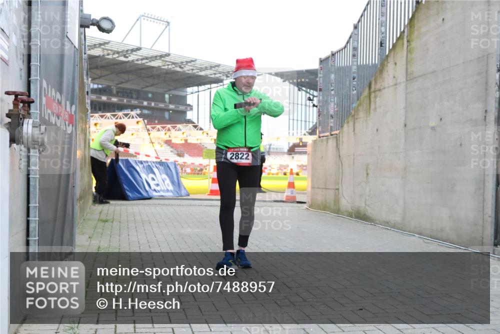 08.12.2024 - St. Pauli X-Mass-Run No. 14 H.Heesch http://msf.ph/oto/7488957 08.12.2024 10:03:41 Ziel 253, 406, 809, 1385, 2822, 3260 meine-sportfotos.de