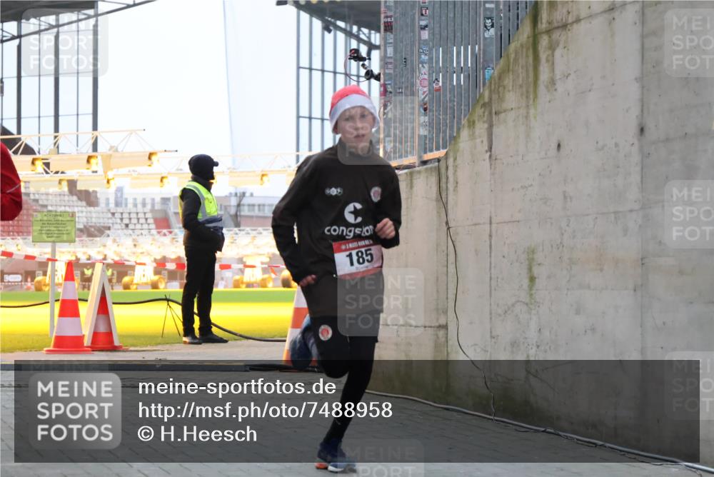 08.12.2024 - St. Pauli X-Mass-Run No. 14 H.Heesch http://msf.ph/oto/7488958 08.12.2024 09:54:45 Ziel 185, 185, 1948 meine-sportfotos.de