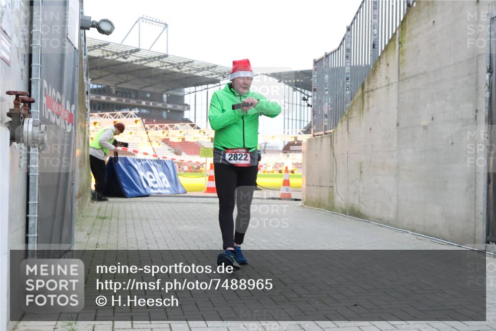 08.12.2024 - St. Pauli X-Mass-Run No. 14 H.Heesch http://msf.ph/oto/7488965 08.12.2024 10:03:41 Ziel 253, 406, 809, 1385, 2822, 3260 meine-sportfotos.de