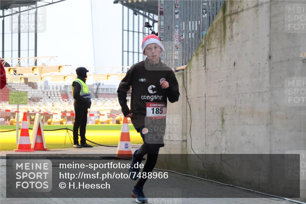 08.12.2024 - St. Pauli X-Mass-Run No. 14 H.Heesch http://msf.ph/oto/7488966 08.12.2024 09:54:45 Ziel 185, 185, 1948 meine-sportfotos.de