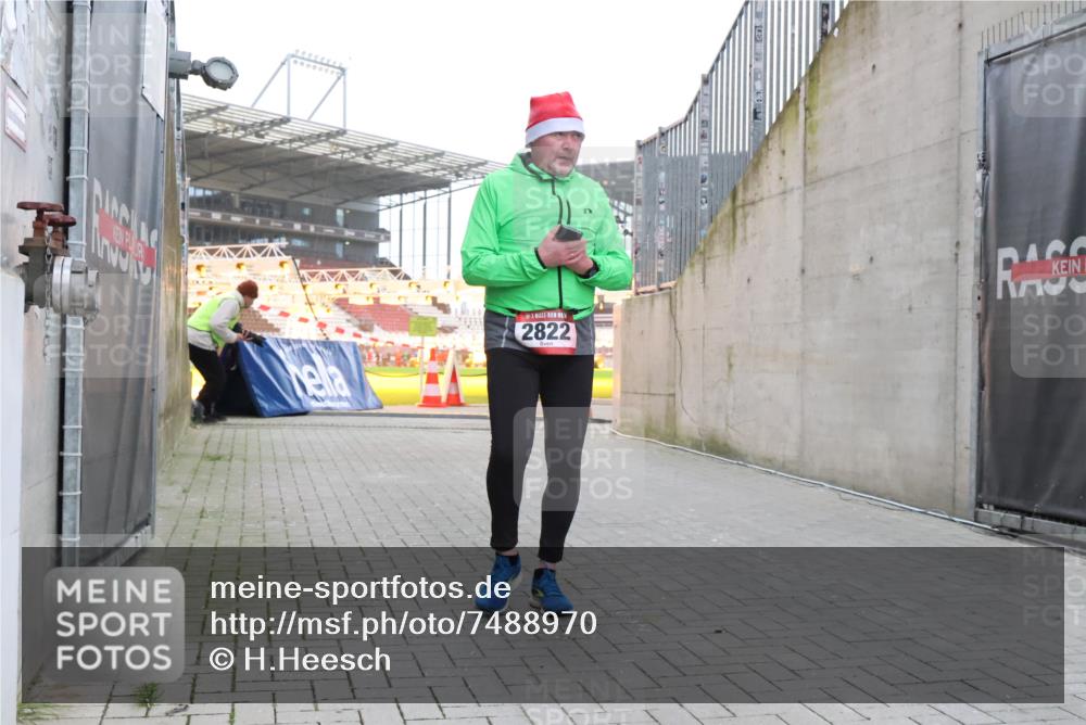 08.12.2024 - St. Pauli X-Mass-Run No. 14 H.Heesch http://msf.ph/oto/7488970 08.12.2024 10:03:41 Ziel 253, 406, 809, 1385, 2822, 3260 meine-sportfotos.de