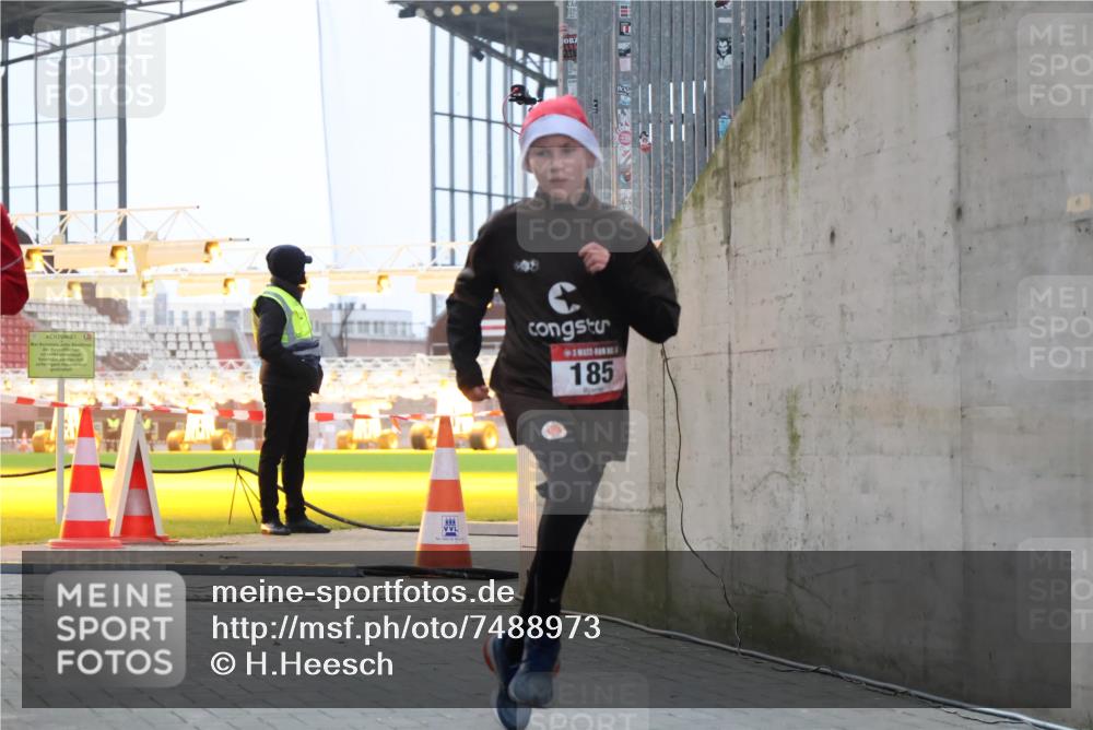 08.12.2024 - St. Pauli X-Mass-Run No. 14 H.Heesch http://msf.ph/oto/7488973 08.12.2024 09:54:45 Ziel 185, 185, 1948 meine-sportfotos.de