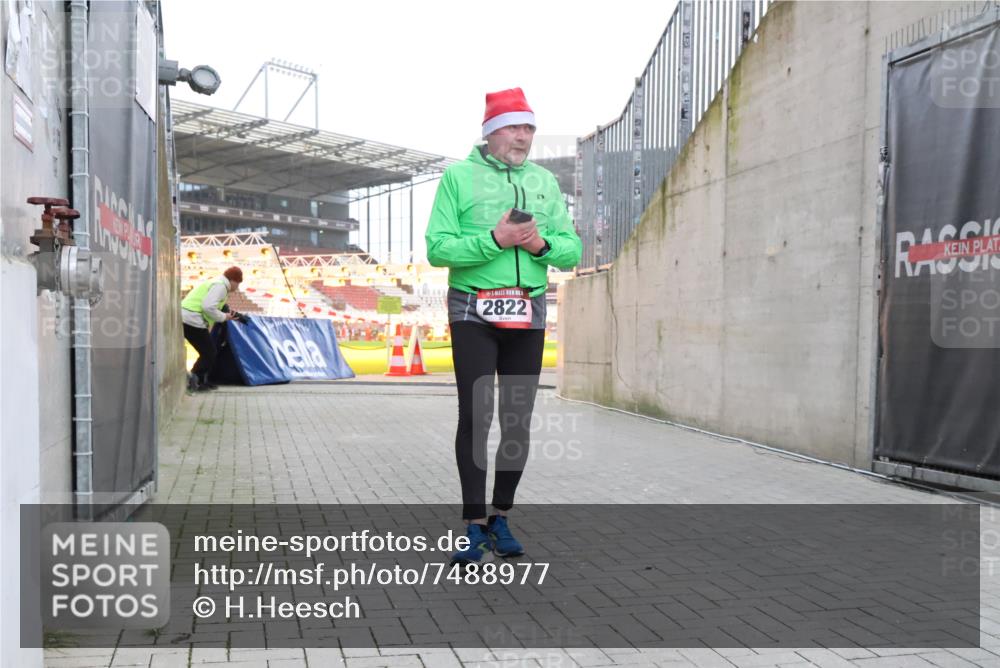 08.12.2024 - St. Pauli X-Mass-Run No. 14 H.Heesch http://msf.ph/oto/7488977 08.12.2024 10:03:42 Ziel 253, 406, 809, 1385, 2822, 2822, 3260 meine-sportfotos.de
