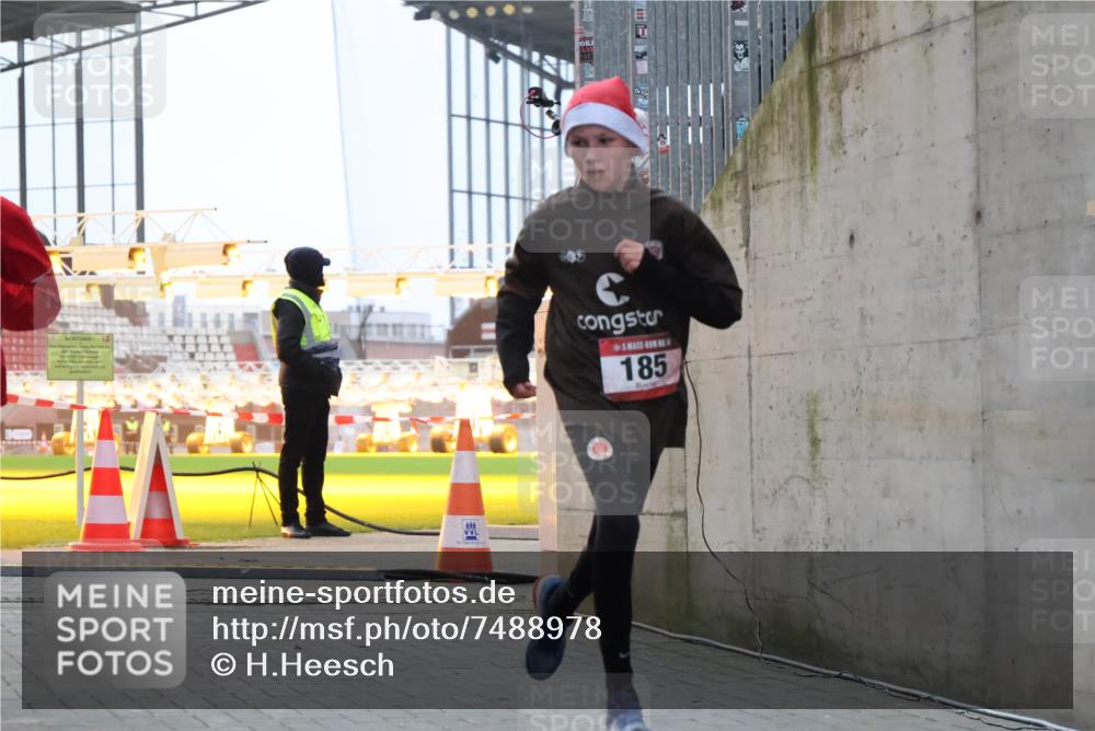 08.12.2024 - St. Pauli X-Mass-Run No. 14 H.Heesch http://msf.ph/oto/7488978 08.12.2024 09:54:45 Ziel 185, 185, 1948 meine-sportfotos.de