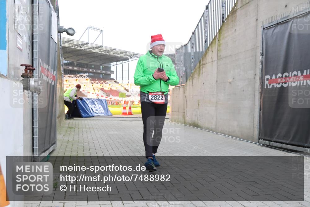 08.12.2024 - St. Pauli X-Mass-Run No. 14 H.Heesch http://msf.ph/oto/7488982 08.12.2024 10:03:42 Ziel 253, 406, 809, 1385, 2822, 2822, 3260 meine-sportfotos.de