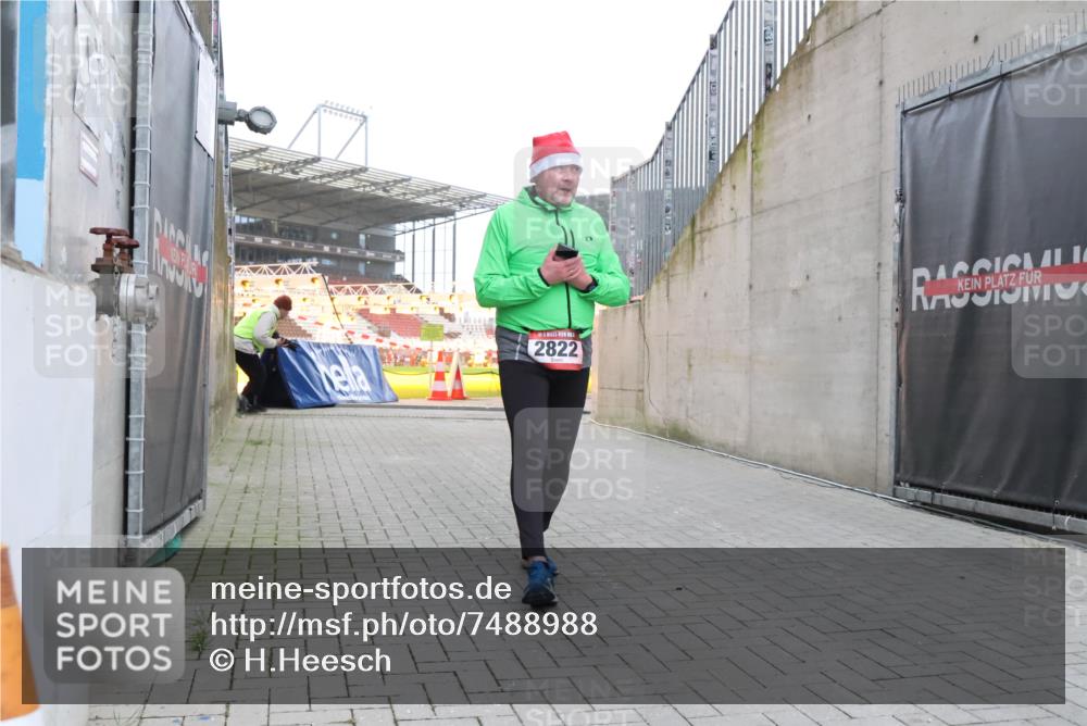 08.12.2024 - St. Pauli X-Mass-Run No. 14 H.Heesch http://msf.ph/oto/7488988 08.12.2024 10:03:42 Ziel 253, 406, 809, 1385, 2822, 2822, 3260 meine-sportfotos.de