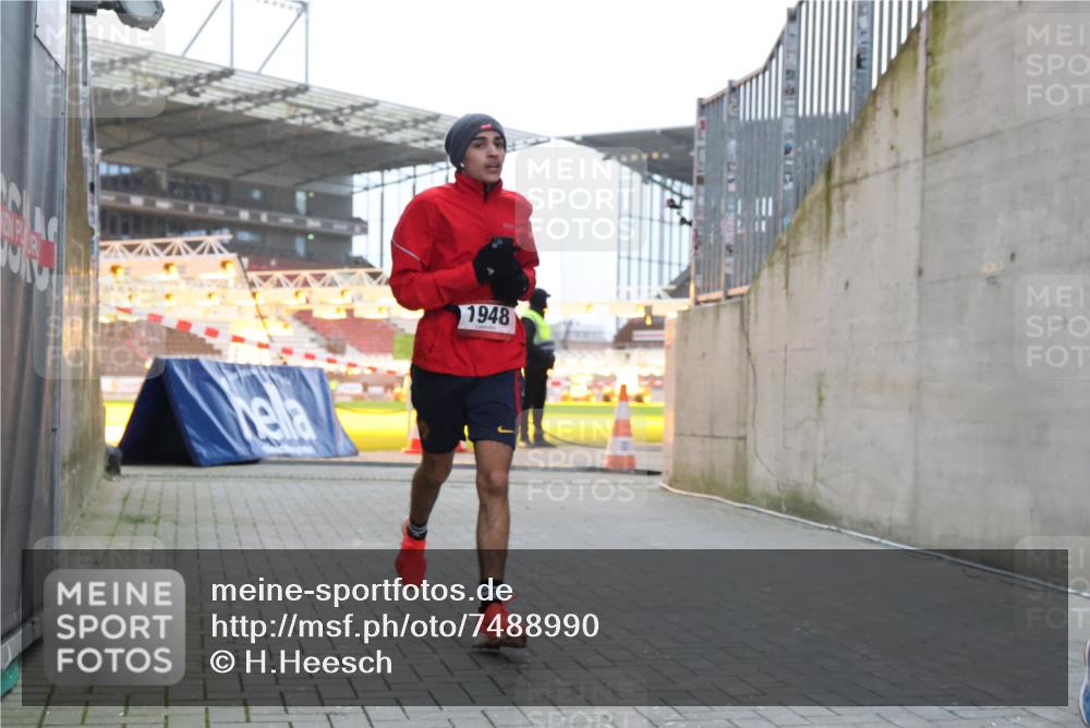 08.12.2024 - St. Pauli X-Mass-Run No. 14 H.Heesch http://msf.ph/oto/7488990 08.12.2024 09:54:46 Ziel 185, 1948, 185, 1863, 1948 meine-sportfotos.de