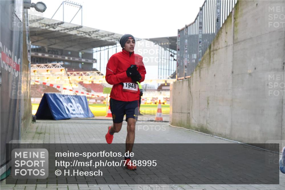 08.12.2024 - St. Pauli X-Mass-Run No. 14 H.Heesch http://msf.ph/oto/7488995 08.12.2024 09:54:46 Ziel 185, 1948, 185, 1863, 1948 meine-sportfotos.de
