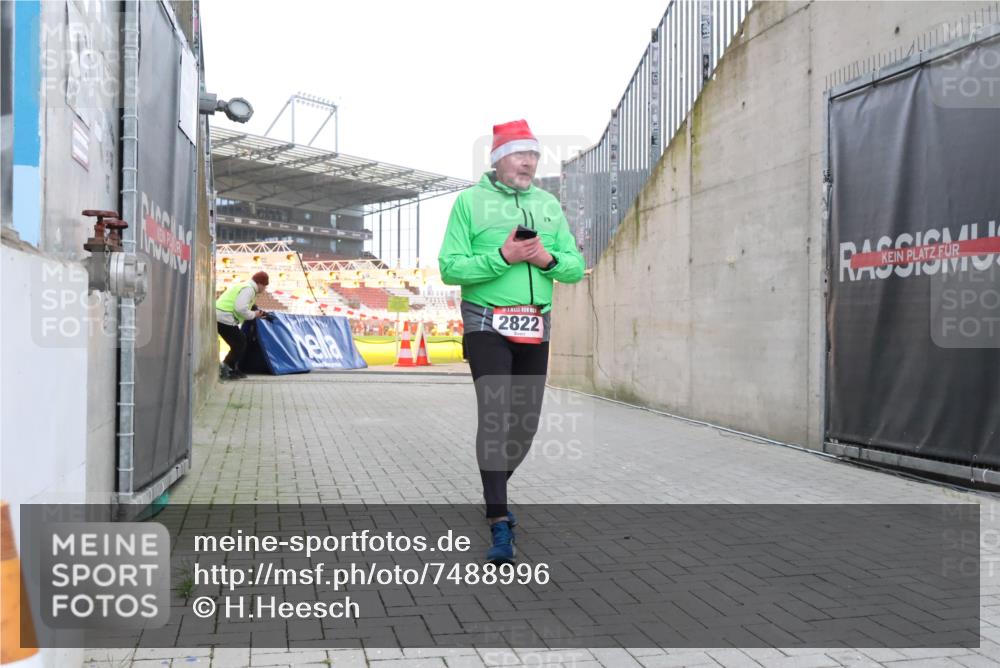 08.12.2024 - St. Pauli X-Mass-Run No. 14 H.Heesch http://msf.ph/oto/7488996 08.12.2024 10:03:42 Ziel 253, 406, 809, 1385, 2822, 2822, 3260 meine-sportfotos.de