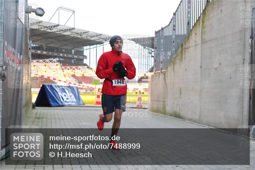 08.12.2024 - St. Pauli X-Mass-Run No. 14 H.Heesch http://msf.ph/oto/7488999 08.12.2024 09:54:46 Ziel 185, 1948, 185, 1863, 1948 meine-sportfotos.de