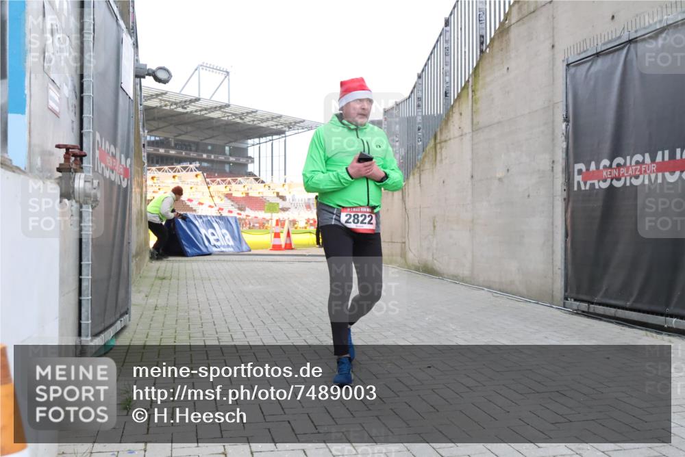 08.12.2024 - St. Pauli X-Mass-Run No. 14 H.Heesch http://msf.ph/oto/7489003 08.12.2024 10:03:42 Ziel 253, 406, 809, 1385, 2822, 2822, 3260 meine-sportfotos.de