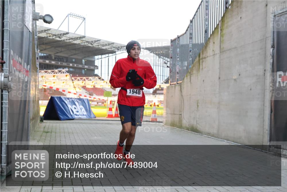08.12.2024 - St. Pauli X-Mass-Run No. 14 H.Heesch http://msf.ph/oto/7489004 08.12.2024 09:54:46 Ziel 185, 1948, 185, 1863, 1948 meine-sportfotos.de