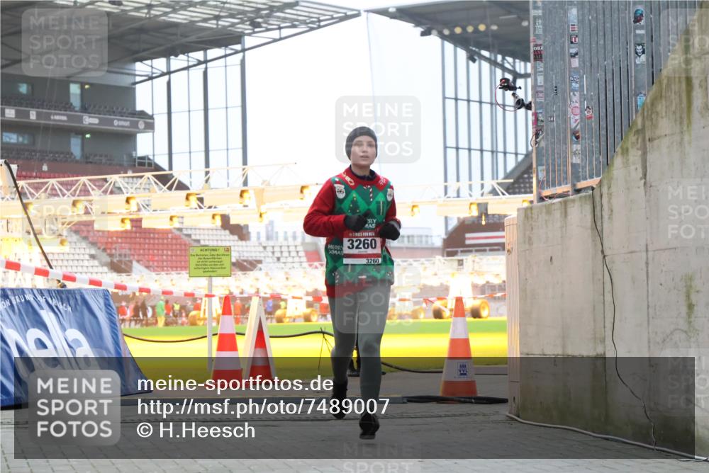 08.12.2024 - St. Pauli X-Mass-Run No. 14 H.Heesch http://msf.ph/oto/7489007 08.12.2024 10:03:46 Ziel 406, 809, 2822, 3260 meine-sportfotos.de