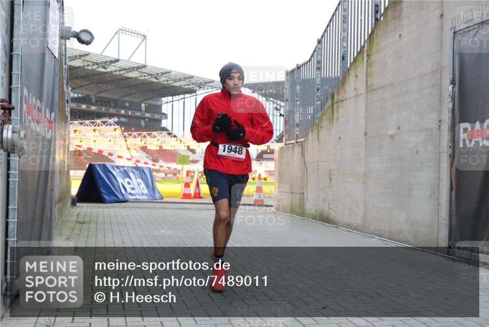 08.12.2024 - St. Pauli X-Mass-Run No. 14 H.Heesch http://msf.ph/oto/7489011 08.12.2024 09:54:46 Ziel 185, 1948, 185, 1863, 1948 meine-sportfotos.de