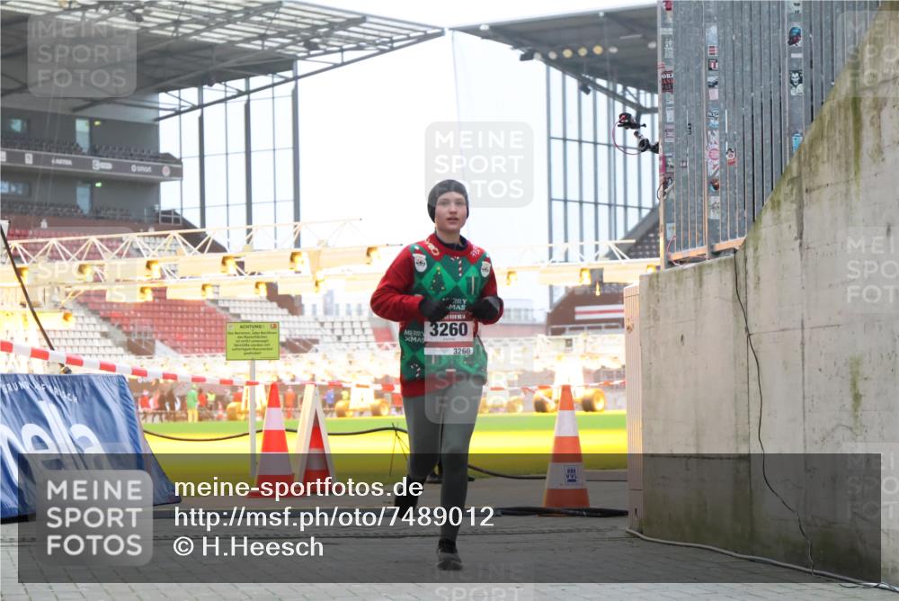 08.12.2024 - St. Pauli X-Mass-Run No. 14 H.Heesch http://msf.ph/oto/7489012 08.12.2024 10:03:46 Ziel 406, 809, 2822, 3260 meine-sportfotos.de