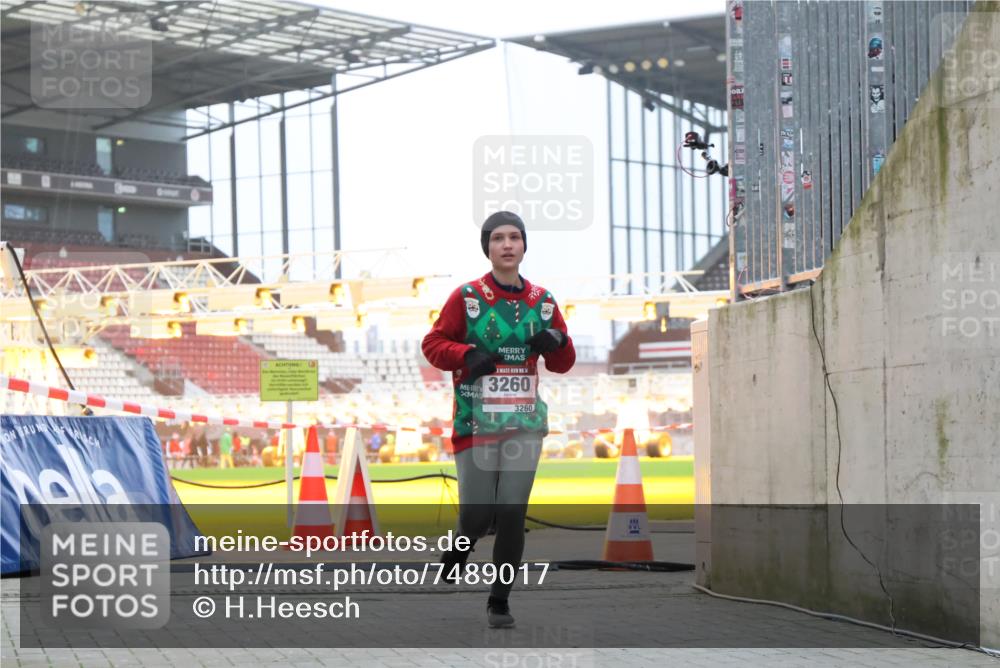 08.12.2024 - St. Pauli X-Mass-Run No. 14 H.Heesch http://msf.ph/oto/7489017 08.12.2024 10:03:46 Ziel 406, 809, 2822, 3260 meine-sportfotos.de