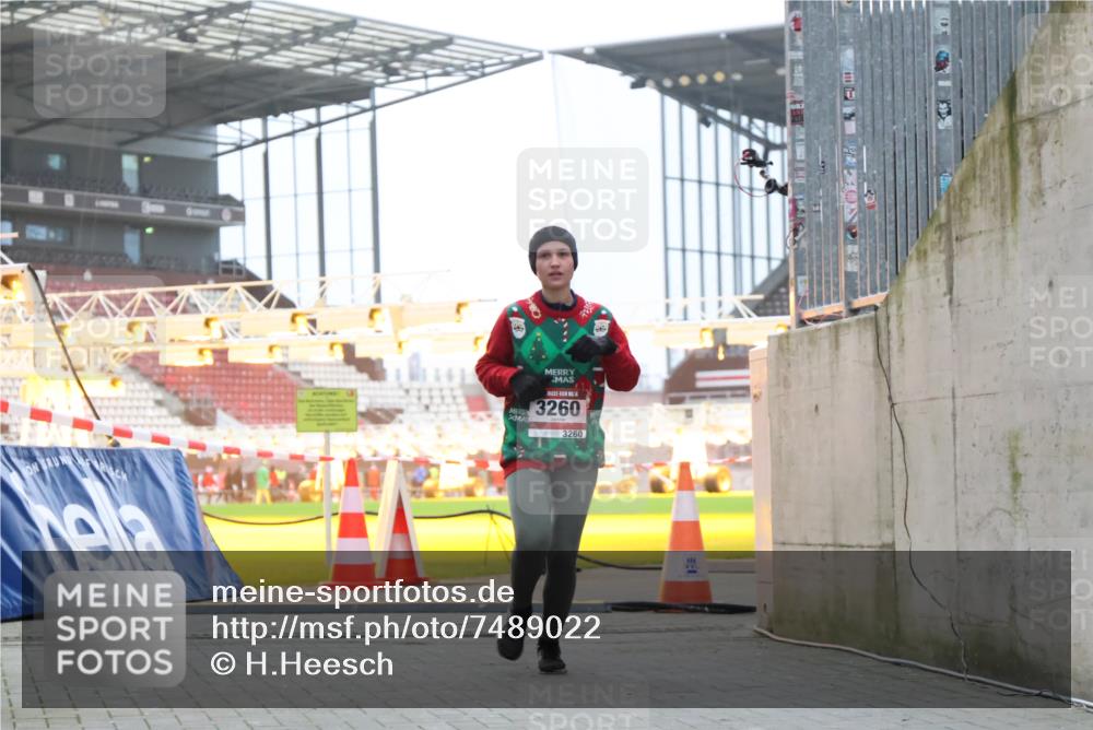 08.12.2024 - St. Pauli X-Mass-Run No. 14 H.Heesch http://msf.ph/oto/7489022 08.12.2024 10:03:46 Ziel 406, 809, 2822, 3260 meine-sportfotos.de