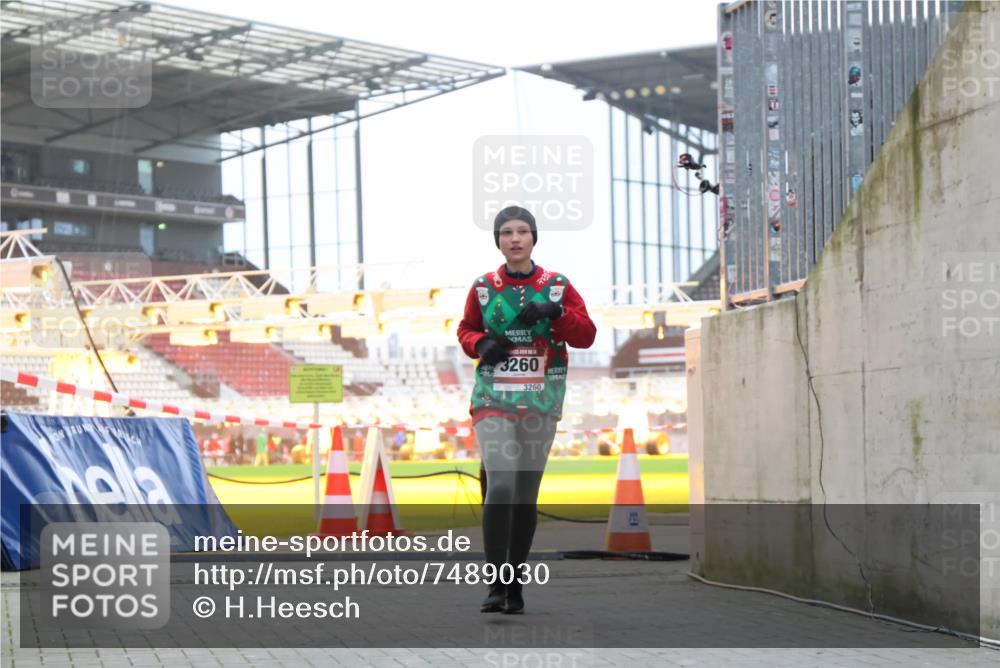 08.12.2024 - St. Pauli X-Mass-Run No. 14 H.Heesch http://msf.ph/oto/7489030 08.12.2024 10:03:46 Ziel 406, 809, 2822, 3260 meine-sportfotos.de