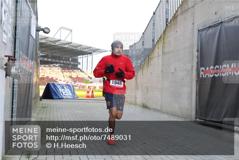 08.12.2024 - St. Pauli X-Mass-Run No. 14 H.Heesch http://msf.ph/oto/7489031 08.12.2024 09:54:46 Ziel 185, 1948, 185, 1863, 1948 meine-sportfotos.de